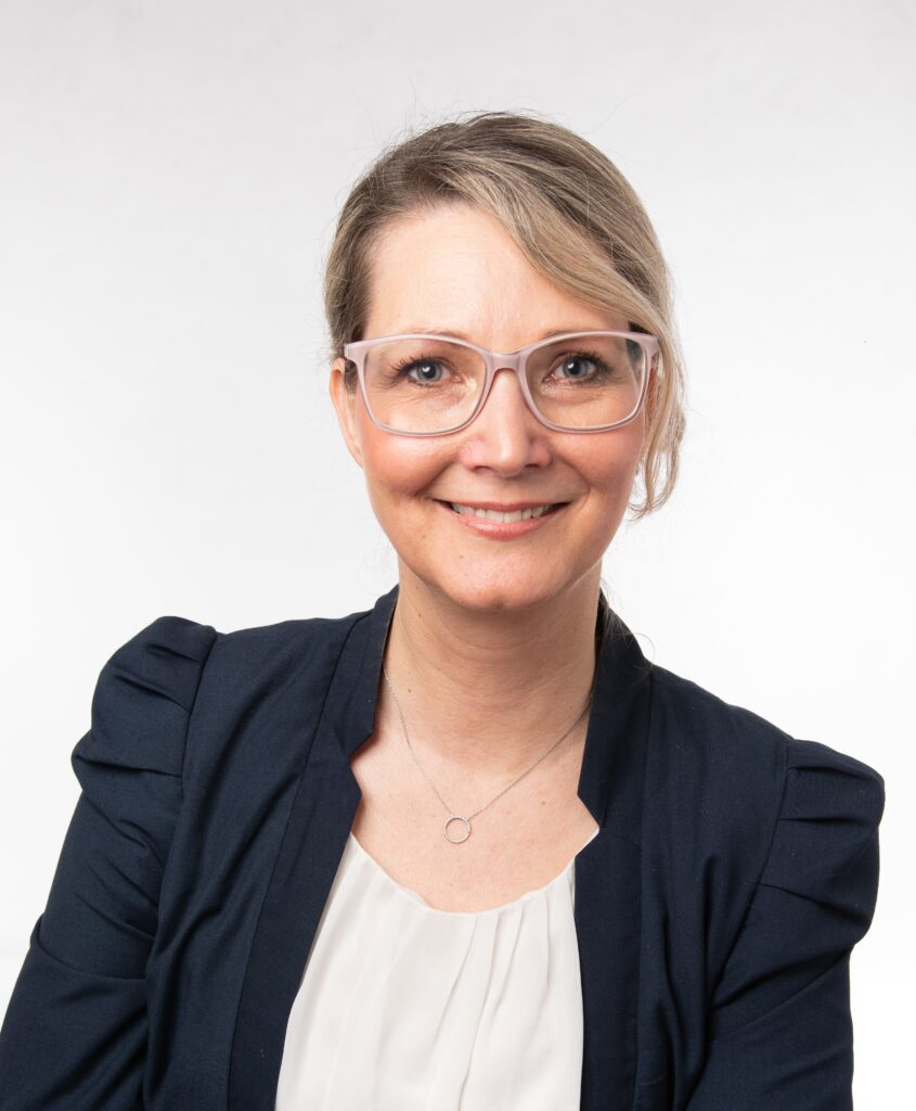 Antje Ewert, Praxisinhaberin und Heilpraktikerin lächelnd