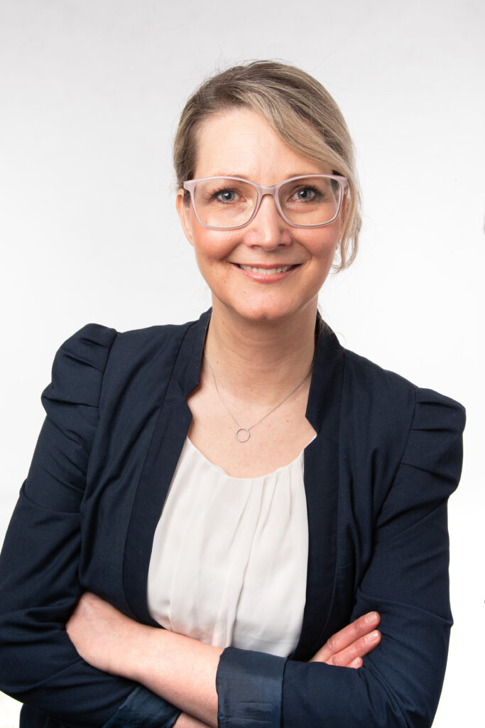 Antje Ewert, Praxisinhaberin und Heilpraktikerin lächelnd